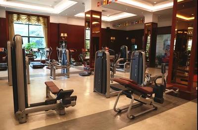 舌尖上的泰式盛宴與賽場(chǎng)上的星光 康體設(shè)備下的雙重享受